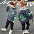 Jungen mit Fleece-Jeansjacke